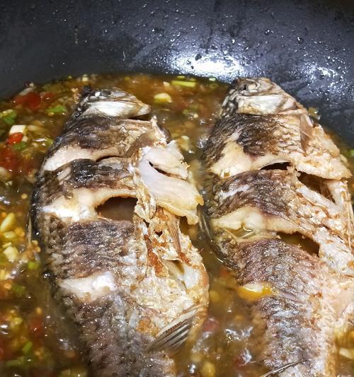 香酥鲫鱼的做法是什么？如何在家轻松制作？