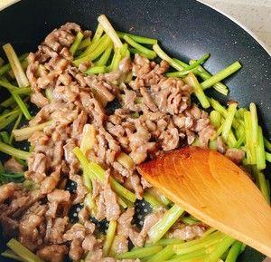 香芹牛肉丝的做法是什么？如何快速做出美味的香芹牛肉丝？