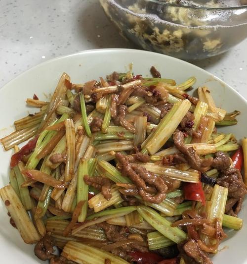 香芹牛肉丝的做法是什么？如何快速做出美味的香芹牛肉丝？