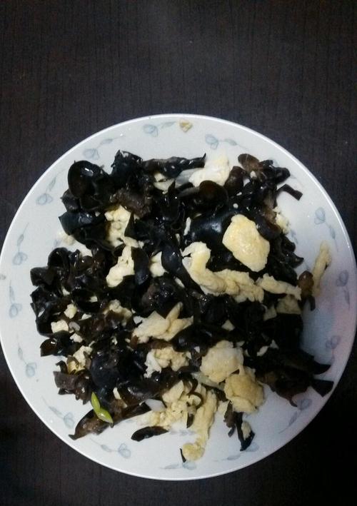 香芹木耳鸡蛋馅饺子怎么做？有哪些步骤和技巧？