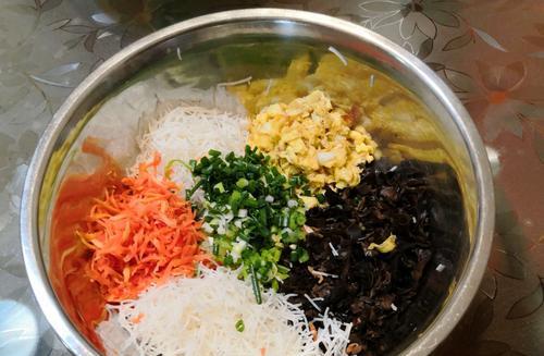 香芹木耳鸡蛋馅饺子怎么做？有哪些步骤和技巧？