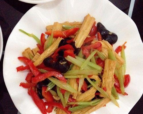 香芹木耳炒腐竹怎么做？步骤和技巧是什么？