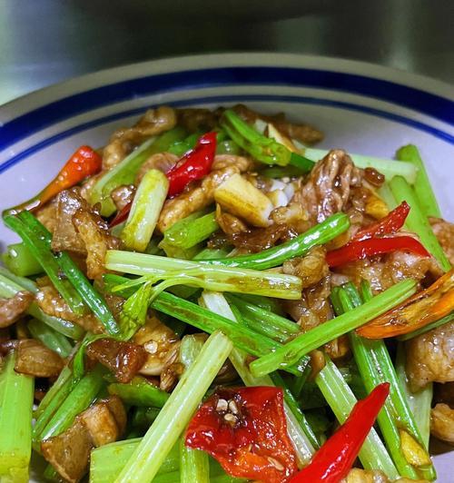 香芹辣炒手撕菇怎么做？步骤和技巧有哪些？