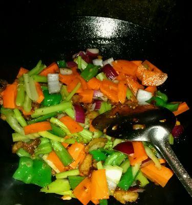 香芹干煸回锅肉怎么做？步骤和技巧有哪些？