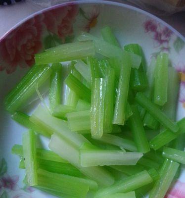 香芹粉皮炒肉怎么做？步骤和技巧是什么？