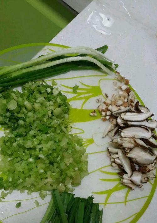 香芹二米粥怎么做？有哪些健康益处？