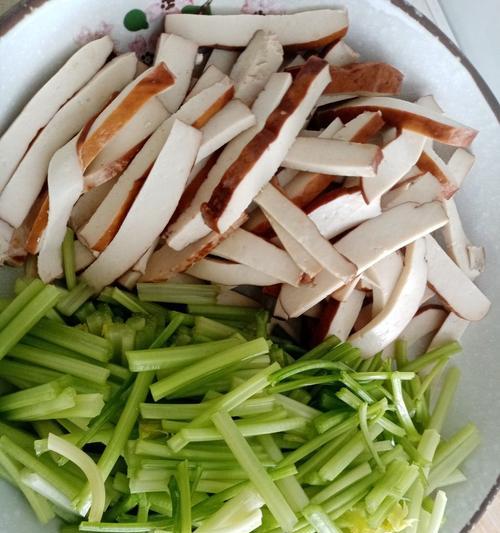 香芹豆干炒肉丝怎么做？步骤和技巧有哪些？