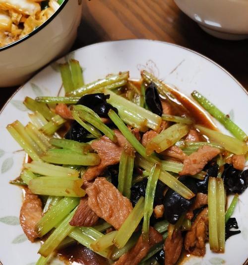 香芹炒肉片怎么做？步骤和技巧有哪些？