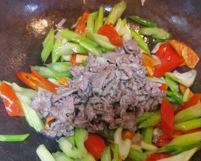香芹炒牛里脊怎么做？步骤和技巧有哪些？