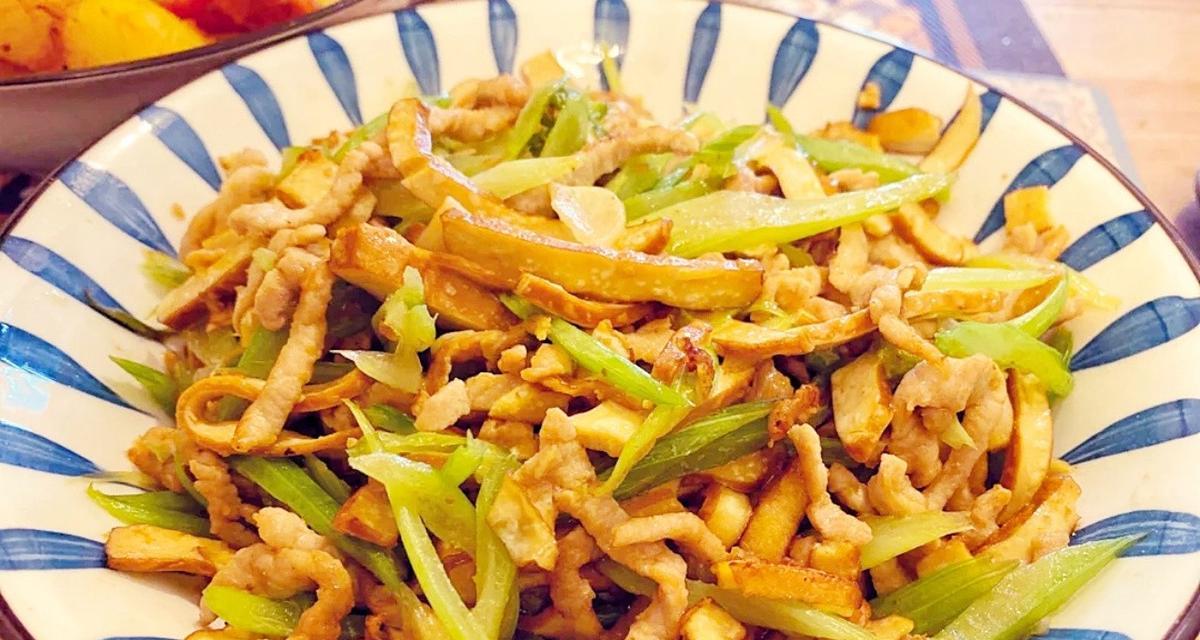 香芹炒鸡丝的做法是什么？如何炒出鲜嫩可口的鸡丝？