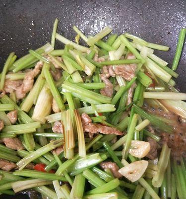 香芹炒鸡翅的做法是什么？步骤详解及常见问题解答？