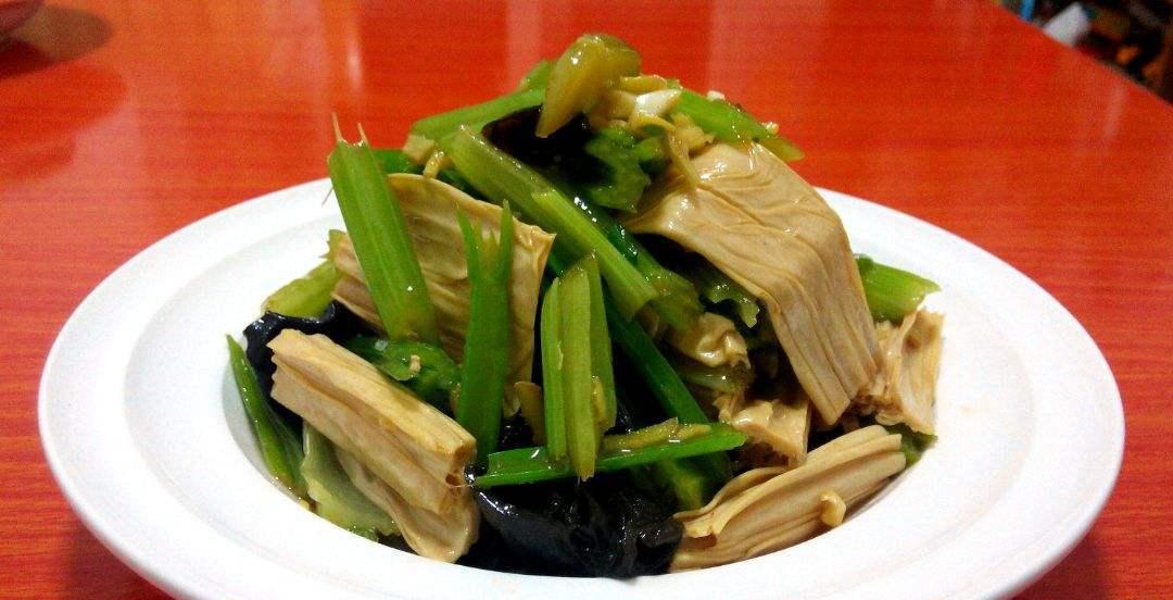 香芹炒腐竹怎么做？步骤和技巧有哪些？