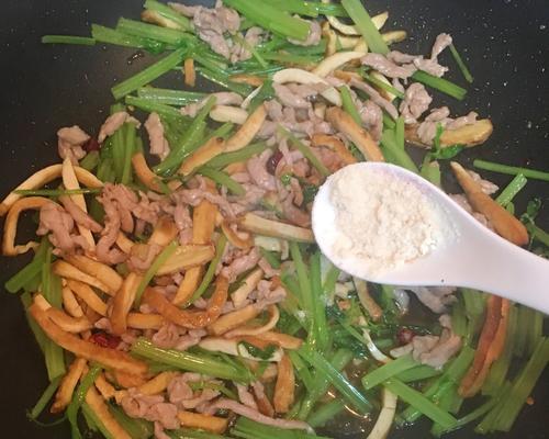 香芹炒豆包的做法是什么？步骤详解及注意事项有哪些？