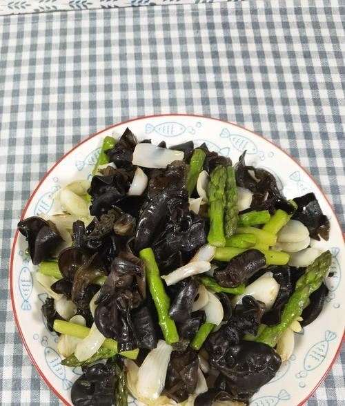 香芹百合炒木耳怎么做？步骤和技巧有哪些？