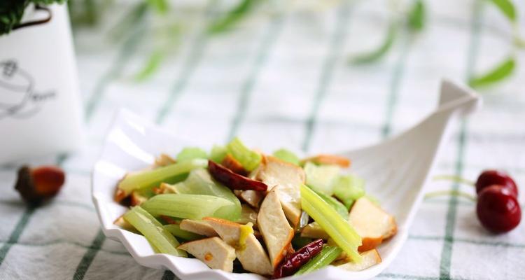 香芹白豆干炒肉怎么做？步骤和技巧有哪些？