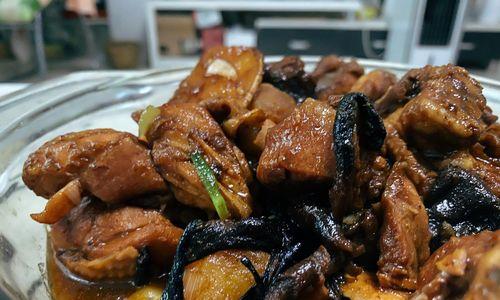 香喷喷滴鸡肉烧土豆的做法？步骤详细吗？