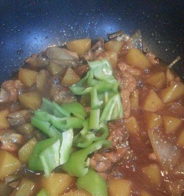 香喷喷滴鸡肉烧土豆的做法？步骤详细吗？