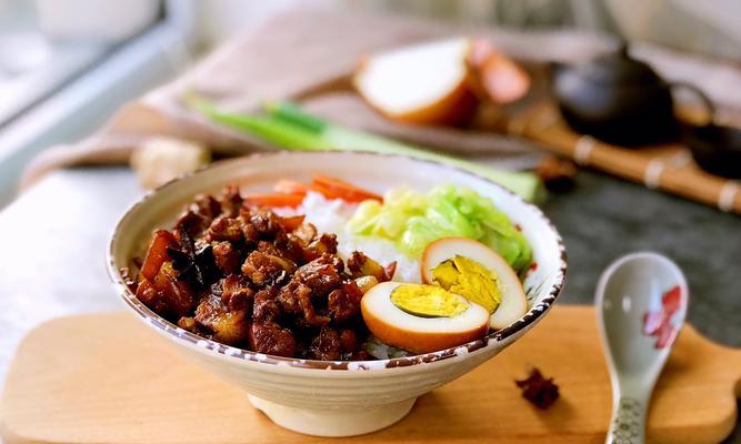 香喷卤肉饭的做法是什么？如何在家轻松制作？