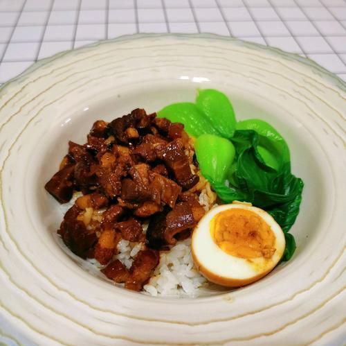 香喷卤肉饭的做法是什么？如何在家轻松制作？