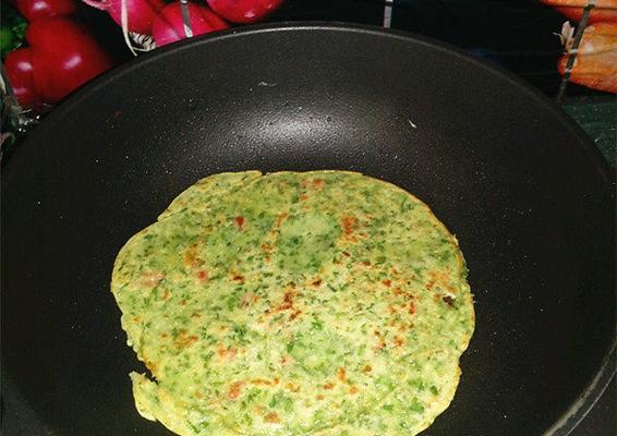 香菜鸡蛋饼怎么做？有哪些简单步骤和技巧？