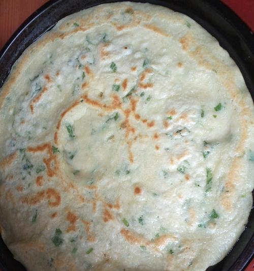 香菜鸡蛋饼怎么做？有哪些简单步骤和技巧？