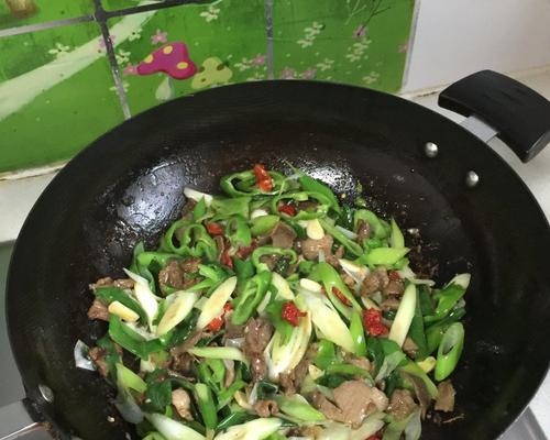香菜爆炒羊肉怎么做？有哪些步骤和技巧？