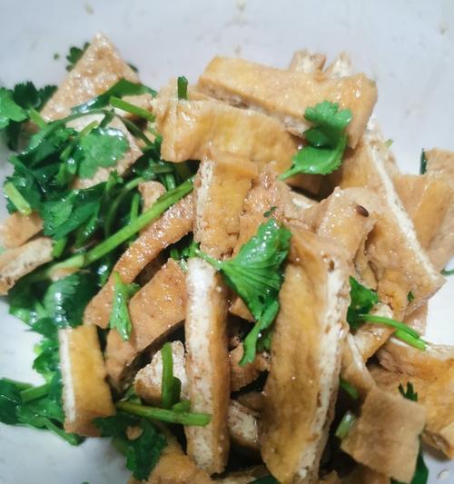 香菜拌双蛋怎么做？步骤和技巧有哪些？