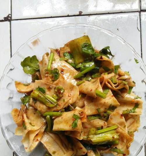 香菜拌豆皮怎么做？步骤和技巧有哪些？