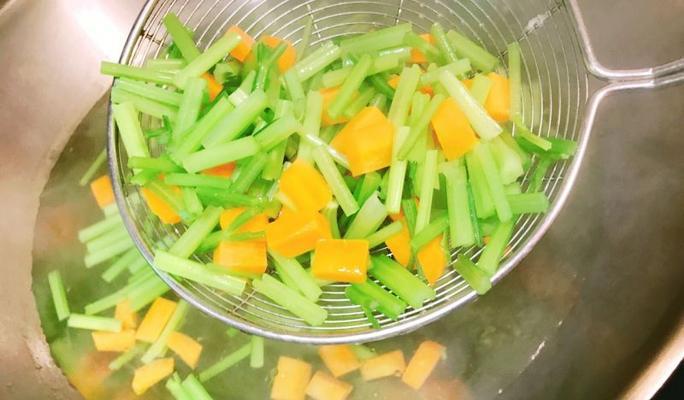 香拌芹菜的做法是什么？如何快速制作美味的香拌芹菜？