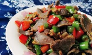 线椒炒鸭胗的做法是什么？如何快速掌握这道菜的烹饪技巧？