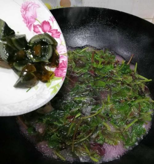 苋菜皮蛋汤怎么做？有哪些健康益处？