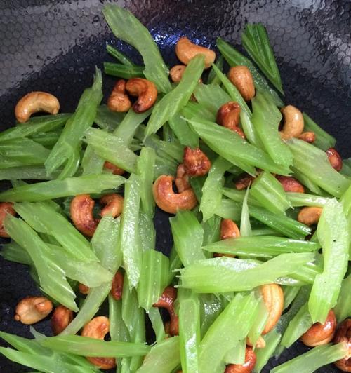 咸鱼炒芹菜怎么做？步骤和技巧是什么？