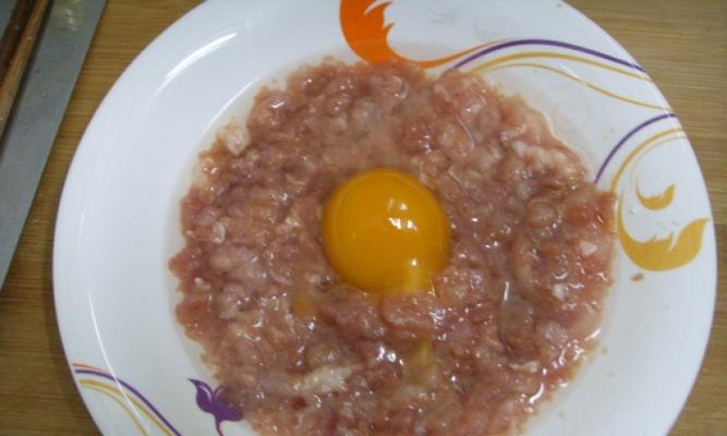 咸鸭蛋蒸肉饼怎么做？步骤和技巧有哪些？
