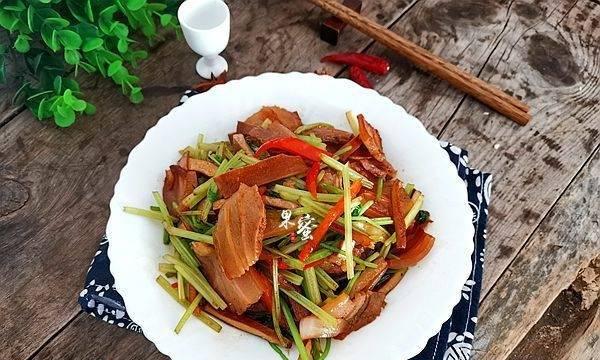 咸肉炒芹菜的做法是什么？如何炒出鲜嫩可口的咸肉炒芹菜？