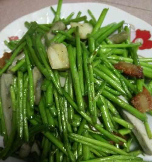 咸肉炒藜蒿怎么做？步骤和技巧是什么？