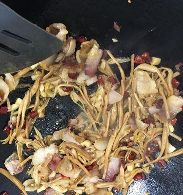 咸鸡黄花菜煲怎么做？步骤和技巧有哪些？