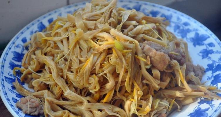 咸鸡黄花菜煲怎么做？步骤和技巧有哪些？