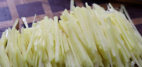咸蛋黄土豆条的做法是什么？如何在家轻松制作？