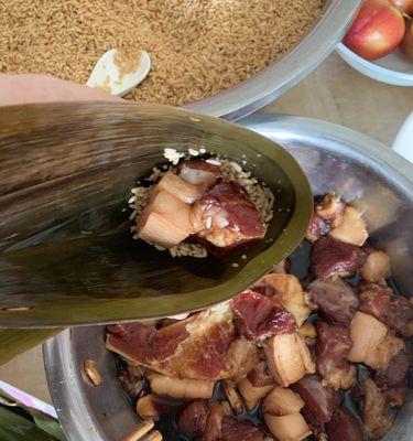咸蛋黄肉粽的做法是什么？如何在家自制美味的咸蛋黄肉粽？