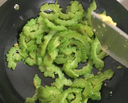 咸蛋黄焗苦瓜怎么做？步骤和技巧有哪些？