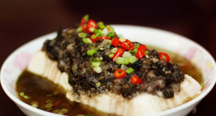 咸蛋菜脯蒸豆腐怎么做？步骤和技巧有哪些？