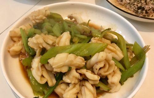 咸菜炒鱿鱼怎么做？步骤和技巧有哪些？