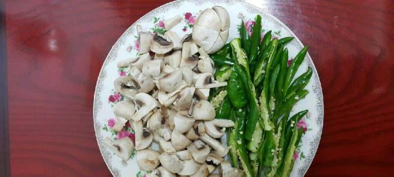 咸菜炒白蘑菇怎么做？步骤和技巧是什么？