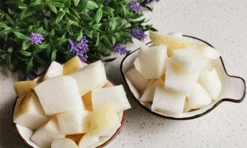 鲜榨冰糖雪梨汁怎么做？有哪些健康益处？