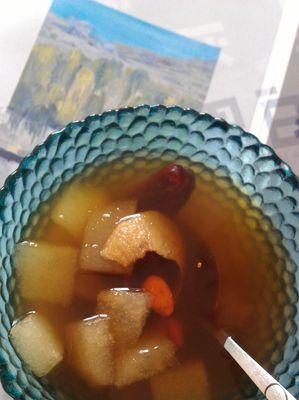 鲜榨冰糖雪梨汁怎么做？有哪些健康益处？