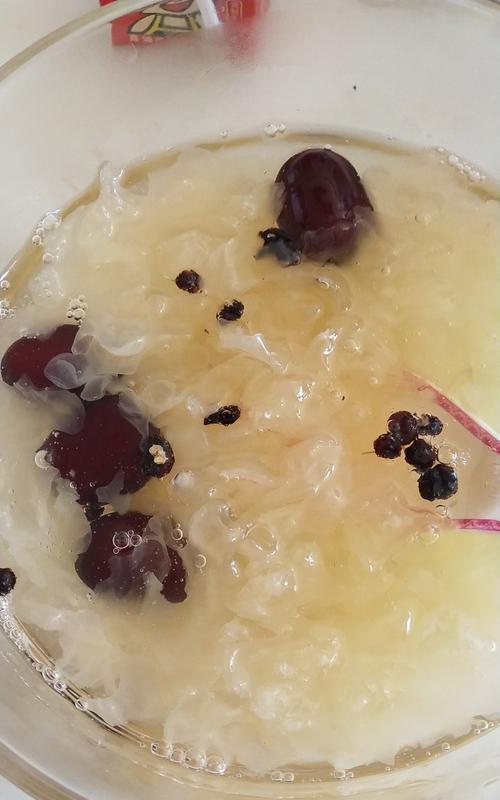 草莓玫瑰花蜜银耳羹怎么做？有哪些健康益处？