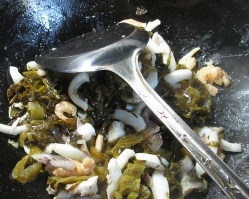 肉燥炒乌贼的做法是什么？如何在家轻松制作美味的肉燥炒乌贼？