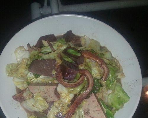 手撕包菜小炒肉怎么做？步骤和技巧有哪些？