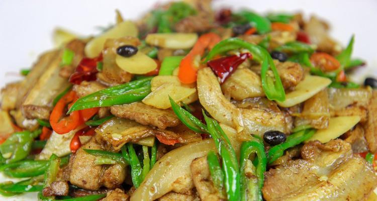手撕包菜小炒肉怎么做？步骤和技巧有哪些？