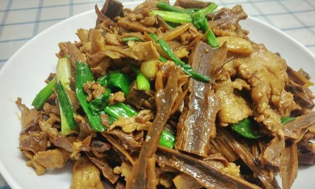 笋干毛豆炖肉怎么做？步骤和技巧有哪些？